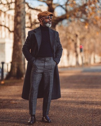 С чем носить темно-синюю вязаную водолазку мужчине