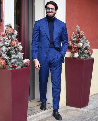 Как носить темно-синюю вязаную водолазку с темно-синим костюмом