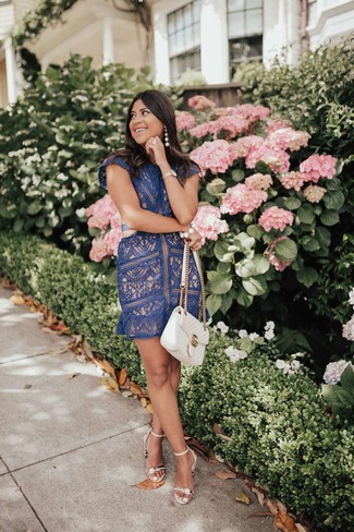 С чем носить темно-синее кружевное платье