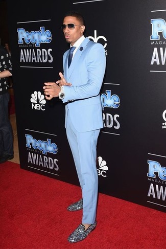 С чем носить темно-синюю мужскую брошь