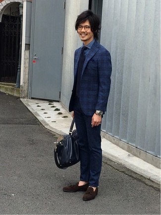 С чем носить темно-синюю кожаную сумку мужчине