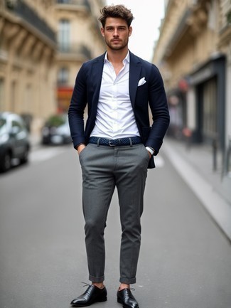 С чем носить темно-синий кожаный ремень мужчине