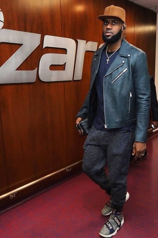 С чем носить темно-синюю кожаную косуху мужчине