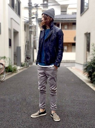 С чем носить темно-синюю кожаную косуху мужчине