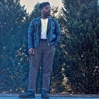 Как носить темно-синюю кожаную косуху с темно-синими брюками чинос