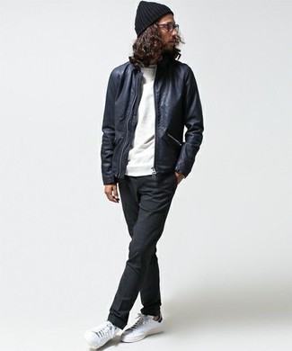 Как носить темно-синий кожаный бомбер с темно-серыми брюками чинос