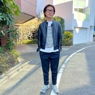 С чем носить темно-синий кожаный бомбер мужчине