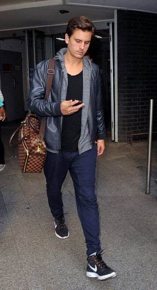 Как носить темно-синий кожаный бомбер с темно-синими спортивными штанами мужчине