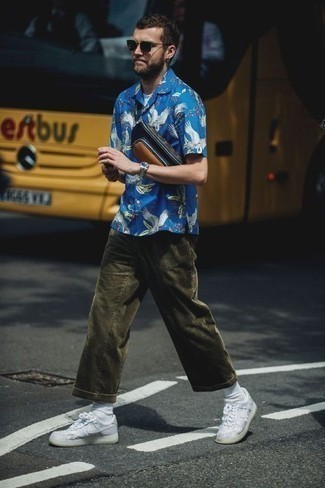 С чем носить темно-синюю кожаную поясную сумку мужчине