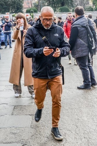 С чем носить темно-синие кожаные высокие кеды мужчине