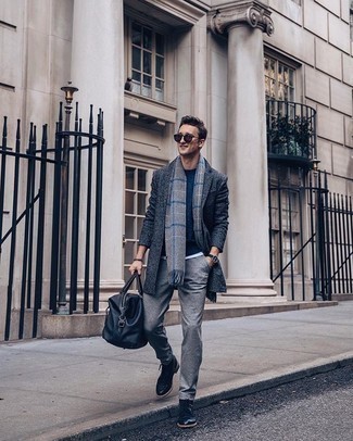 С чем носить темно-синюю кожаную дорожную сумку мужчине