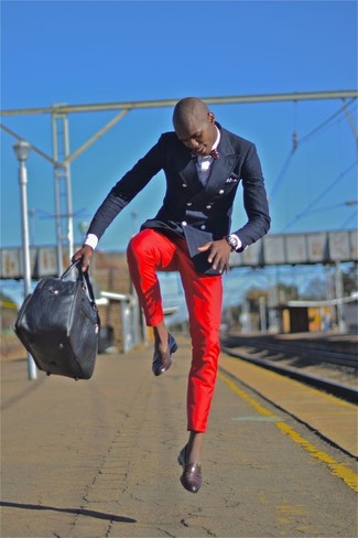 С чем носить темно-синюю кожаную дорожную сумку мужчине