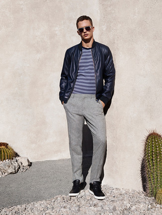 С чем носить темно-синюю кожаную куртку мужчине