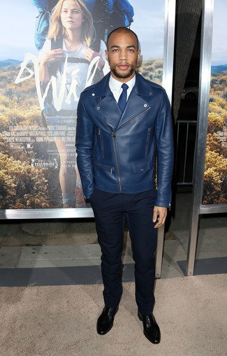 С чем носить темно-синюю кожаную куртку мужчине