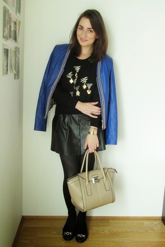 С чем носить темно-синюю кожаную куртку женщине