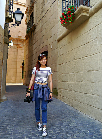 С чем носить темно-синюю кожаную куртку женщине