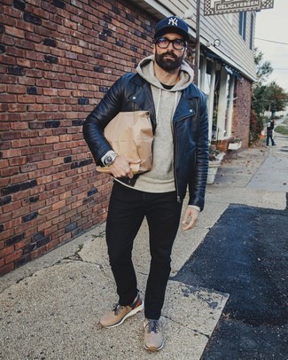 С чем носить темно-синюю кожаную куртку мужчине