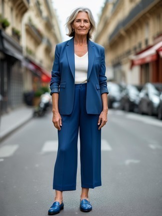 С чем носить темно-синие кожаные лоферы женщине