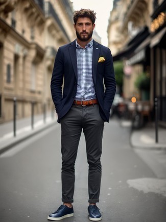 С чем носить темно-синие кожаные низкие кеды мужчине