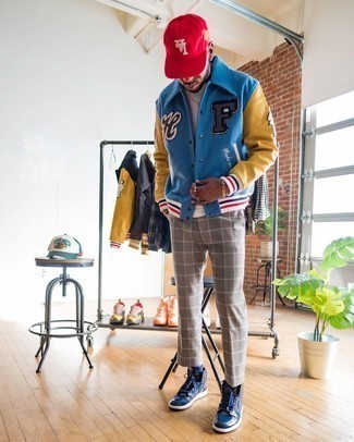 С чем носить темно-синие кожаные кеды мужчине