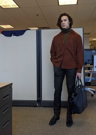 С чем носить темно-синюю кожаную большую сумку мужчине