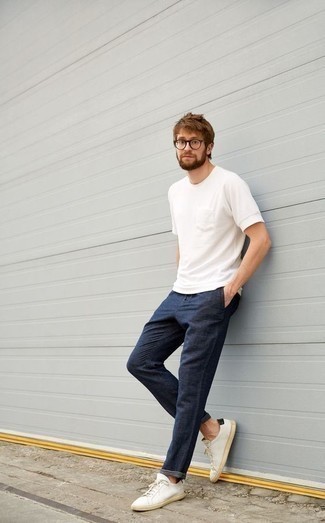 С чем носить темно-синие льняные брюки чинос