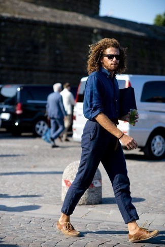 С чем носить темно-синие льняные брюки чинос