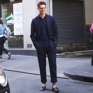 Как носить темно-синие льняные брюки чинос с темно-синим пиджаком