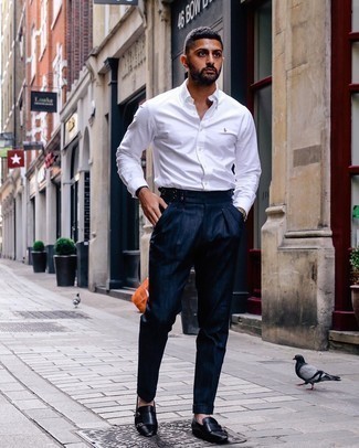 С чем носить темно-синие льняные классические брюки мужчине