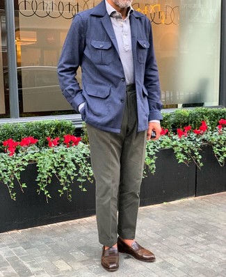 С чем носить темно-синюю льняную полевую куртку