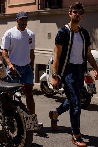 С чем носить темно-синие льняные брюки мужчине