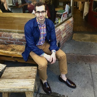 С чем носить темно-синюю льняную куртку-рубашку мужчине