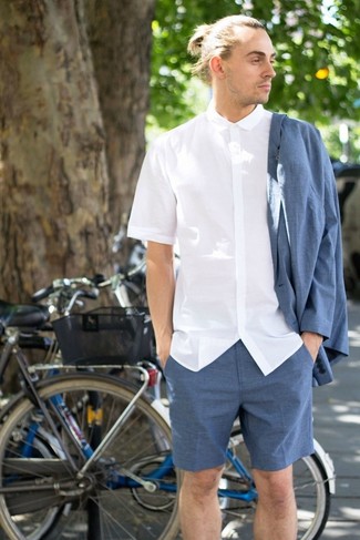 С чем носить темно-синие льняные шорты мужчине