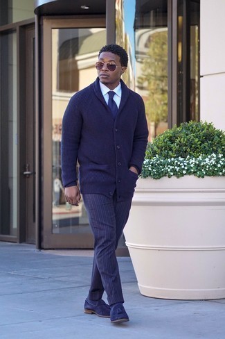 Какие кардиганы носить с темно-синими лоферами мужчине