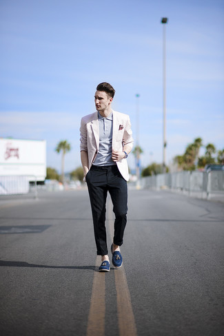 Какие футболки-поло носить с темно-синими лоферами мужчине