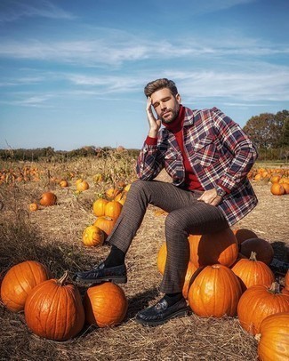 Какие куртки-рубашки носить с темно-синими лоферами мужчине