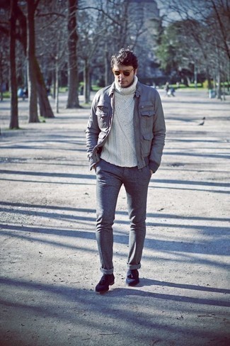 Какие водолазки носить с темно-синими лоферами мужчине