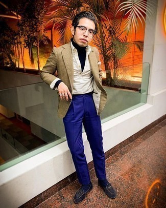 Какие водолазки носить с темно-синими лоферами мужчине