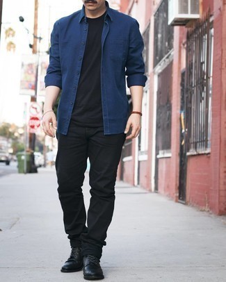 Какие ботинки броги носить с темно-синей рубашкой с длинным рукавом