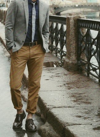 Как носить темно-синюю рубашку с длинным рукавом с серым шерстяным пиджаком мужчине