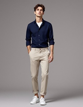 С чем носить темно-синюю рубашку с длинным рукавом мужчине