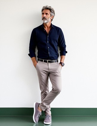 С чем носить темно-синюю рубашку с длинным рукавом мужчине