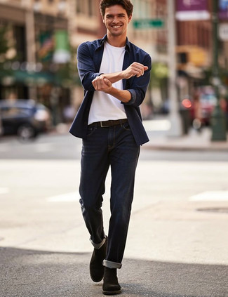 С чем носить темно-синюю рубашку с длинным рукавом мужчине