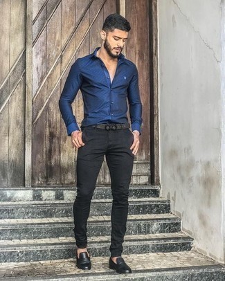 С чем носить темно-синюю рубашку с длинным рукавом мужчине