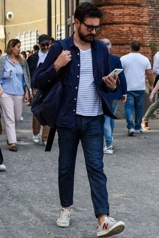 С чем носить темно-синюю рубашку с длинным рукавом мужчине