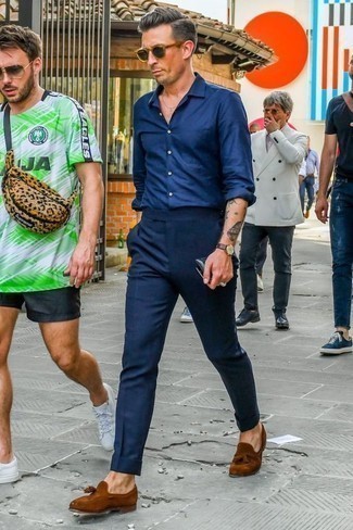 С чем носить темно-синюю рубашку с длинным рукавом мужчине