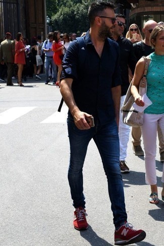 С чем носить темно-синюю рубашку с длинным рукавом мужчине