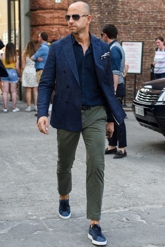 С чем носить темно-синюю рубашку с длинным рукавом мужчине