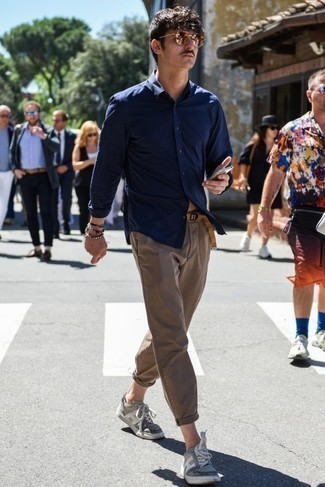 С чем носить темно-синюю рубашку с длинным рукавом мужчине