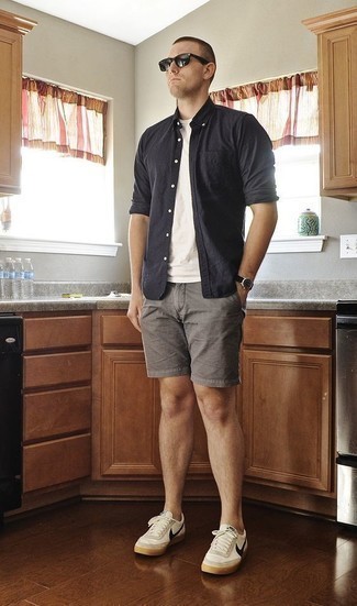 С чем носить темно-синюю рубашку с длинным рукавом мужчине